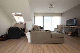 <strong>Recent appartement met lift en ruim terras op de tweede verdieping op centrale locatie in Wijnegem!</strong><br /><br />Dit appartement gelegen op de tweede verdieping omvat een riante leefruimte met open keuken, bergruimte, badkamer met inloopdouche, toiletruimte en één slaapkamer.<br /><br />Dit appartement heeft achteraan het gebouw een aangenaam zonneterras.<br /><br />In de huurprijs zit het gebruik van een fietsenstalling en autostaanplaats aan de buitenzijde van het gebouw inbegrepen. Tevens heeft u een grote kelderberging te uwer beschikking die toegankelijk is met de lift.<br /><br />Maandelijkse kosten: € 80/maand (minuterie, lift en onderhoud van de gemeenschappelijke delen).<br /><br />Pluspunten:<br />* zeer energiezuinig<br />* airco<br />* recent appartement met veel lichtinval<br />* zonneterras<br />* centraal gelegen nabij openbaar vervoer, winkels, scholen en grote invalswegen<br /><br />Voor meer informatie of een afspraak ter plaatse, surf naar onze website www.vbvastgoed.be en klik op de groene knop "Ik ben kandidaat".