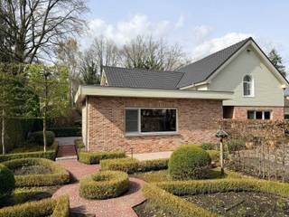 Deze vrijstaande villa is gelegen in een uiterst rustige en groene residentiële buurt op degrens van Bonheiden en Keerbergen. De woning werd...