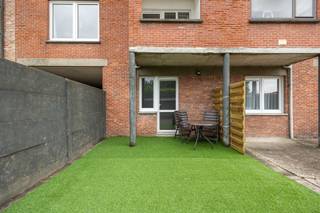 Dit gerenoveerde gelijkvloers appartement met 2 slaapkamers en garage ligt op 100m van de Vrijheid.<br />Indeling:<br /><br />- Nachthal<br />- 2 ruime slaapkamers<br />- Woonkamer met eetkamer ensuite<br />- Open volledig geïnstalleerde keuken<br />- Luxueuze badkamer<br />- Terras<br />- Parkeerplaats en garage achter het gebouw<br /><br />Bijzonderheden:<br />- Parkeerplaats verplicht bij aan te kopen twv 14.000 euro<br />- Elektrische rolluiken<br />- Volledig ingerichte keuken<br />- Vestiairekast inkomhal<br />- Gerenoveerd met degelijke materialen<br /><br />Mis deze kans niet en plan een bezoek in!<br /><br />0486 905 950<br />toon.vermeiren@albert.immo<br />www.albert.immo<br /><br />Bij Albert kom je thuis!