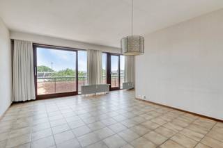 Dit ruime appartement van 82m2, gelegen aan de Mettewielaan te Molenbeek, biedt een unieke combinatie van ruimte, uitzicht en comfort. Het appartement bestaat uit een inkomhal, een ruime leefruimte met prachtig uitzicht via het zonneterras, een ingerichte keuken, een apart toilet, 2 ruime slaapkamers en een badkamer met douche in bad en toilet. Daarnaast is een bergkelder inbegrepen in de prijs, waardoor u voldoende ruimte heeft voor opslag. Indien u meer informatie wenst of een bezoek, stuur gerust een mail naar Affligem@immoaccenta.be