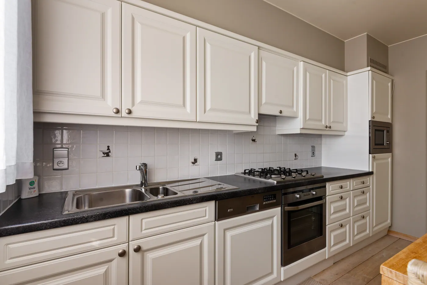 Lichtrijk en ruim appartement met 2 slaapkamers en garagebox Te Koop in Lier - foto 4