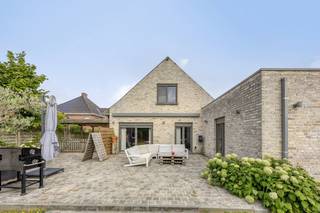 Stelt u zich een plek voor waar de rust van een diepe, groene tuin samensmelt met de levendigheid van het dorpscentrum. Op een royaal perceel van...