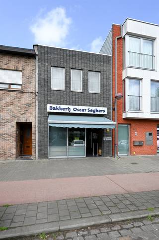Ontdek deze unieke handelswoning, ideaal gelegen aan het Jan Palfijn ziekenhuis te Merksem. Dit pand biedt een fantastische gelegenheid voor ondernemers die op zoek zijn naar een veelzijdige ruimte met zowel commerciële als residentiële mogelijkheden. Dit centraal gelegen handelspand heeft de afgelopen 40 jaar dienst gedaan als bakkerij met woonst, een winkelruimte van 20m² en een atelier van 70m². Pluspunten: Dak recentelijk volledig vernieuwd - Voor leveringen is er een eenvoudige toegang via een servitudeweg via het naastgelegen gebouw. - centrale locatie met goede zichtbaarheid en bereikbaarheid. Meer informatie op: https://koosi.be/pand/laaglandlaan160_merksem/