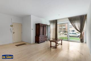 Dit appartementsgebouw bevindt zich in een woonwijk met een vlotte verbinding naar de belangrijke invalswegen richting Antwerpen en Brussel.
Haar strategische ligging resulteert dan ook in een prima mobiscore van 8.3/10.
Het te vernieuwen appartement zelf is gelegen op het gelijkvloers (zonder lift).
U komt rechtstreeks terecht in de woonkamer met vooraan de eenvoudig ingerichte keuken
Centraal bevinden zich het apart toilet en de ingerichte badkamer met zitbad + douchescherm, lavabo & de condenserende gasketel.
De twee slaapkamers en de gemeenschappelijke tuin zijn achteraan gelegen.
De maandelijkse provisie bedraagt € 150 voor o.a. het onderhoud en de elektriciteit van de gemeenschappelijke delen, het individueel water- & gasverbruik, de blokpolis en de syndicus.
Het individueel elektriciteitsverbruik is hier niet inbegrepen.
Neemt u gerust contact op met ons kantoor om een plaatsbezoek in te plannen!