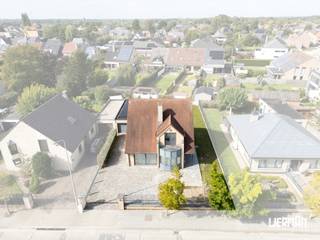 Gelegen in een rustige en gegeerde residentiële woonwijk, op een boogscheut van het centrum van Aalst, bevindt zich deze tijdloze en stijlvolle open bebouwing op een mooi perceel van 6a 65ca. Dankzij de centrale ligging bevinden winkels, scholen, openbaar vervoer en belangrijke verbindingswegen zich allemaal binnen handbereik. <br /><br />De woning werd begin jaren 2000 gebouwd met oog voor smaak, kwaliteit en detail. Bij het binnenkomen wordt u verwelkomd in een imposante inkomhal met een stijlvolle glazen trappartij, een afzonderlijk toilet en een aangename natuurlijke lichtinval. Vooraan bevindt zich een afzonderlijk bureel, ideaal voor wie thuis in alle rust wil werken. <br /><br />Aan de achterzijde van de woning bevinden zich de lichtrijke leefruimtes, die volledig gericht zijn naar de tuin. De ruime leefruimte biedt plaats aan zowel een comfortabele zithoek als een royale eetplaats en sluit mooi aan op de leefkeuken. Dankzij de grote raampartijen geniet u hier volop van het zicht op de tuin en van een aangename hoeveelheid natuurlijk licht. Vanuit de leefruimtes heeft u rechtstreeks toegang tot het terras en de tuin, waardoor binnen en buiten mooi in elkaar overvloeien. <br /><br />Op de eerste verdieping bevinden zich drie bijzonder ruime slaapkamers, een badkamer met ligbad, douche met jets en een praktisch lavabomeubel. Ook de ruime overloop biedt extra comfort en bewegingsruimte. <br /><br />Aan bergruimte is er hier geen gebrek. Naast een ruime stockagezolder, momenteel bereikbaar via een uitschuifbare trap, beschikt de woning over een bijzonder ruime kelderverdieping. Deze is rechtstreeks toegankelijk via een volwaardige trap en is perfect droog en praktisch ingericht. De kelder biedt onder meer ruimte voor een wasplaats en beschikt daarnaast over heel wat extra mogelijkheden voor stockage, hobby's of andere doeleinden. <br /><br />Als extra troef beschikt de woning over een ruime dubbele garage en een grote oprit, waardoor parkeren en het stallen van meerdere voertuigen bijzonder comfortabel is. <br /><br />Een stijlvolle en ruime gezinswoning die ruimte, licht, comfort en een uitstekende ligging op een aangename manier combineert. Een bezoek is dan ook absoluut de moeite waard. Plan snel uw bezoek via info@immolierman.be of op 053 89 99 66.