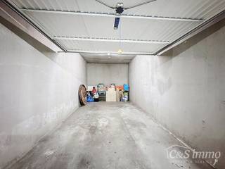 Deze verzorgde garagebox is gelegen in de moderne en rustige Regatta wijk op Linkeroever. Ideaal voor het veilig stallen van uw wagen, motor of als extra opslagruimte.<br />Kenmerken:<br />Voorzien van elektriciteit (stopcontact en verlichting)<br />Droog en goed onderhouden<br />Vlot toegankelijk via een brede inrit<br />Gelegen in een veilige en residentiële omgeving<br />Geschikt voor wagen, motorfietsen of opslag<br />Dankzij de gunstige ligging bent u snel op de invalswegen en in het centrum van Antwerpen.<br />Interesse of wenst u meer informatie? Neem gerust contact op.