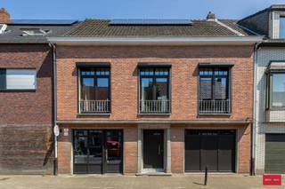 Te koop – Ruime energiezuinige woning met praktijkruimte en zonnige stadstuin

Op zoek naar een ruime woning met tal van mogelijkheden? Dan is deze energiezuinige gezinswoning in de Korte Vianestraat 47 beslist een bezoek waard.

De woning beschikt momenteel over vier volwaardige slaapkamers, met bovendien een ruime zolder die nog tal van mogelijkheden biedt voor het creëren van extra slaapkamers, een hobbyruimte of een thuiskantoor. Dankzij de royale bewoonbare oppervlakte geniet u overal van aangename, lichtrijke ruimtes.

Een absolute meerwaarde is de commerciële ruimte op het gelijkvloers, die momenteel ingericht is als kapsalon. Ideaal voor wie een vrij beroep of zelfstandige activiteit aan huis wil combineren met comfortabel wonen. Uiteraard kan deze ruimte ook perfect een andere invulling krijgen, zoals bureau, praktijk of speelkamer.

Achteraan bevindt zich een aangename en ruime stadstuin, waar u in alle rust en met de nodige privacy kunt genieten van het buitenleven.

Troeven van deze woning:
Ruime gezinswoning met 4 slaapkamers,
Mogelijkheid om extra kamers te creëren op de zolder,
Praktijk- of handelsruimte op het gelijkvloers (momenteel kapsalon),
Ideaal voor een beroep aan huis,
Gezellige en private stadstuin,
Grote, lichtrijke leefruimtes,
EPC-score B: energiezuinig wonen,
Elektrische installatie conform de huidige regelgeving,

Deze veelzijdige woning combineert ruimte, comfort en functionaliteit op een uitstekende manier en is de ideale opportuniteit voor grote gezinnen, zelfstandigen of wie wonen en werken wil combineren.

Interesse? Contacteer ons vandaag nog voor een bezoek en ontdek zelf de vele mogelijkheden die deze woning te bieden heeft.
