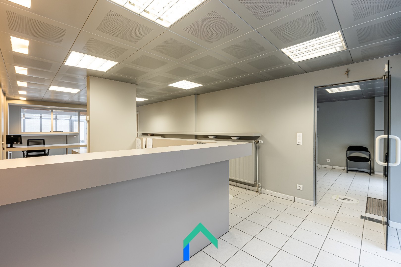 Instapklare handelsruimte met gerenoveerd duplexappartement in hartje Meulebeke - foto 4