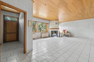 Bent u op zoek naar een ruime eigendom met heel wat potentieel? Dan is deze woning, gelegen op een groot perceel, zeker het ontdekken waard.<br /><br />De woning dient grondig gerenoveerd te worden, maar biedt dankzij de ruime indeling en het royale perceel een uitstekende basis om er een prachtige gezinswoning van te maken. Op het gelijkvloers beschikt de woning over een ruime leefruimte, grote keuken, berging, badkamer en veranda. Op de eerste verdieping bevinden zich 3 slaapkamers en een tweede badkamer.<br /><br />Mogelijkheid tot verkaveling<br /><br />Dankzij de ruime straatbreedte biedt deze eigendom de mogelijkheid om het perceel te verkavelen in 2 percelen voor halfopen bebouwing. Dit maakt de woning bijzonder interessant voor investeerders of ontwikkelaars. Een eventuele verkaveling is uiteraard onder voorbehoud van het verkrijgen van de nodige vergunningen.<br /><br />Troeven:<br /><br />Groot perceel<br />Volledig te renoveren woning met veel potentieel<br />Ruime leefruimte en keuken<br />Grote tuin<br />Mogelijkheid tot verkaveling in 2 percelen voor halfopen bebouwing<br />Rustige ligging<br /><br />Een eigendom met tal van mogelijkheden, ideaal voor wie op zoek is naar een renovatieproject met ruimte of een interessante investering.<br /><br />Hebt u interesse? Contacteer ons via info@uw-huis.be voor meer informatie of een bezoek ter plaatse.