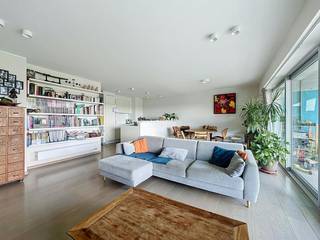 Un appartement de deux chambres situé dans un endroit magnifique et rare à la périphérie du centre-ville de Gand. Grâce à son emplacement au bord de l'eau, vous pourrez profiter d'un calme sans pareil et d'une vue magnifique sur l'Escaut. L'emplacement offre également une excellente accessibilité grâce à la connexion directe au complexe de sortie E40-E17.<br /><br />L'appartement est situé au troisième étage et se distingue par sa lumière généreuse et sa finition sophistiquée. Par le salon, vous entrez dans le point culminant de l'appartement : une terrasse spacieuse de pas moins de 22 m², où vous pourrez profiter du plein air et de la vue sur l'eau en toute intimité.<br /><br />La zone nuit comprend deux chambres complètes, la chambre principale avec un dressing intégré pratique. La salle de bain est entièrement équipée avec une douche à l'italienne, une baignoire et une double vasque.<br /><br />Disposition de l'appartement :<br />Hall d'entrée avec vestiaire - séjour lumineux avec cuisine ouverte - terrasse spacieuse (22 m²) avec vue sur l'Escaut - rangement pratique - toilettes séparées - salle de bain - chambre 1 (avec dressing intégré) - chambre 2 - rangement privé au sous-sol - garage double<br /><br />Informations pratiques :<br />- Frais communs : 75,00€ par mois (commission d'entretien des parties communes).<br />- Garage box double : peut être loué pour 150,00€ par mois.<br />- Date de disponibilité : à partir du 01/01/2027.