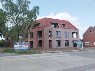 Zeer ruim appartement op de tweede verdieping met 3 slaapkamers, op een unieke rustige ligging te Mol Achterbos.  Een ondergrondse autostaanplaats...