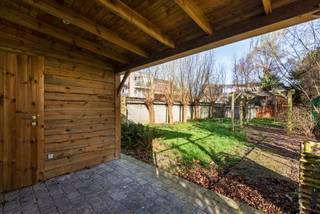 <strong>GLVL appartement met 2 slaapkamers, gezellige tuin en garage in Kontich</strong><br /><br /><strong>Algemeen:</strong><br />- Bewoonbare oppervlakte: ca. 80 m² <br />- Gelegen op het gelijkvloers<br />- Garage van ca. 17 m²<br />- Volledig privatieve tuin (ca. 150 m²) met overdekt terras achter garages<br />- Leefruimte met blokparket en gashaard (ca. 30 m²)<br />- Keuken met ingebouwde koelkast, diepvries, oven en microgolfoven<br />- 2 slaapkamers<br />- Badkamer met ligbad met douchefunctie<br />- Aparte werkruimte met elektriciteit gekoppeld aan terras <br />- Aparte ruimte voor wasmachine en droogkast<br />- Gemeenschappelijke kosten en provisie: ca. 150 euro/maand (inclusief 40 euro voor verbruik water)<br /><br /><strong>Onmiddellijke omgeving:</strong><br />- Scholen, parken, winkels en openbaar vervoer op fiets- en wandelafstand<br />- Zeer vlotte bereikbaarheid naar Antwerpen en Brussel (E19 en trein)<br /><br /><strong>Indeling (ca. 80 m²):</strong><br />- Inkomhal <br />- Leefruimte met toegang tot keuken<br />- Nachthal met voorziening WM/DK<br />- Badkamer met ligbad<br />- 2 slaapkamers (ca. 14 en 8 m²)<br />- Garage<br />- Extra werkplaats achter garage<br />- Tuin met deel overdekt terras<br /><br />Voor meer informatie kan u terecht op www.deboerenpartners.be.