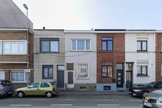 <p><span>Confortalei 9 - Deurne</span></p><p><span> </span></p><p><span>Te renoveren woning (121 m²) met 3 slaapkamers mogelijk en zuidwest-tuin (44 m²) in Deurne.</span></p><p><span> </span></p><p><span>Op een centrale en vlot bereikbare locatie, met openbaar vervoer, lokale winkels en scholen op wandelafstand, treffen we deze woning met bijzonder veel potentieel. Met de wagen bereik je de snelweg in slechts enkele minuten, terwijl je ook eenvoudig gebruik kan maken van het velo-deelsysteem — ideaal voor wie graag flexibel onderweg is. </span></p><p><span> </span></p><p><span>Het pand beschikt over een solide basisconstructie en een praktische indeling, wat tal van mogelijkheden biedt na renovatie. Het dak verkeert in goede staat (zonder isolatie) en vooraan is er dubbele aluminiumbeglazing aanwezig, terwijl er achteraan nog enkele beglazing in aluminium is.</span></p><p><span> </span></p><p><span>Bij het betreden van de woning kom je in de inkomhal, waar je rechts een eerste (slaap)kamer van 10 m² terugvindt. Achteraan bevindt zich de ruime keuken (16 m²), die zich na renovatie perfect leent tot het creëren van een aangename leefruimte met veel natuurlijk licht.</span></p><p><span>Op de benedenverdieping bevinden zich nog twee kamers van respectievelijk 10 m² en 14 m², ideaal om in te richten als badkamer en keuken. Aansluitend is er de tuin van 44m². De bovenverdieping herbergt nog twee volwaardige slaapkamers van 15 m² en 16 m².</span></p><p><span>Ben je op zoek naar een renovatieproject met veel potentieel en indelingsmogelijkheden? Mis deze kans niet! Bewoonbare opp. 121 m² – ref.: bruto vloeropp. Voor meer info of een gratis schatting surf naar </span><span><span>www.hansimmo.be</span></span></p><p><span> </span></p>