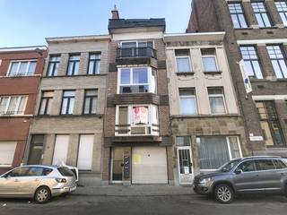 Op te frissen appartement van ca. 56 m² met tuin van ca. 68 m² te koop in Antwerpen. Het is gelegen op de eerste verdieping in een kleinschalig gebouw met lift in de Constitutiestraat. Tal van winkels, restaurants en cafés liggen in de directe omgeving. Vlotte bereikbaarheid wordt gegarandeerd door de nabijheid van openbaar vervoer en de belangrijke invalswegen. Indeling:- inkomhal- ruime, lichtrijke leefruimte- geïnstalleerde keuken- badkamer met toilet, douche en lavabo- berging- slaapkamer met toegang tot terras- tuin ca. 68 m²"Deze AI-visualisaties zijn bedoeld als inspiratie. Er werd geen rekening gehouden met technische specificaties, stedenbouwkundige voorschriften of de concrete mogelijkheden tot realisatie."Ideaal voor eigen bewoning of als investering!Bent u geïnteresseerd in een appartement of woning te koop in Antwerpen? Aarzel dan niet om ons te contacteren. Had u graag uw eigen eigendom te koop aangeboden contacteer ons dan voor een vrijblijvende schatting, telefonisch op het nummer 03/206.76.76 of per mail naar antwerpen@dewaele.com.Ook voor alle andere vragen omtrent vastgoed kan u steeds bij ons kantoor te Antwerpen terecht!