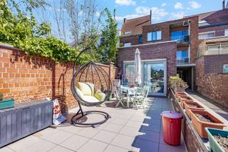 Dit gunstig gelegen gelijkvloers appartement is volledig naar de achterzijde georiënteerd en geniet daardoor van een aangename zuidgerichte...