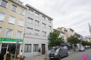 Zeer mooi afgewerkte nieuwbouw studio in het centrum van Antwerpen, vlakbij omliggende hogescholen. Rustig gelegen aan de achterkant op de 2e verdieping (geen lift) van een nieuwbouw. Beschikbaar vanaf 1 november. Indeling: Woonkamer (14m²) met open ingerichte keuken (kookvuur, dampkap, koelkast), badkamer met douche en toilet (4m²), slaapkamer (14m²). Voornamelijk geschikt voor één persoon. Maandelijkse kosten 75 € (provisie water en verwarming), elektriciteit met eigen meter. Afzonderlijke fietsenberging. Gemeenschappelijk terras op de binnenplaats. Aanwezige meubels kunnen overgenomen worden bij interesse.<br />Vraag je bezoek aan via: https://mijnhuurprofiel.be/property/943dbdfc-4314-45d0-a9f9-453bcd7ef5e0