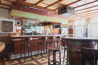 Centraal gelegen handelsruimte met zeer bescheiden woning erboven op een perceel grond van 510 m². Het geheel bestaat uit een café met...