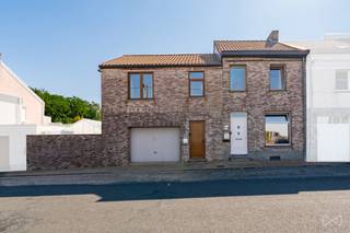 Contact et visites : Laurent Petaccia – 071 15 87 87 laurent.petaccia@weinvest.be Ensemble immobilier composé d'une maison 3 chambres avec garage et d'un appartement indépendant à Mont-sur-Marchienne Situé aux 175 et 177 Rue Jules Ruhl à Mont-sur-Marchienne, cet ensemble immobilier constitue une opportunité idéale pour une famille souhaitant bénéficier d'un logement indépendant, d'une profession libérale ou d'un investissement complémentaire. La maison se compose comme suit : Au rez-de-chaussée, vous découvrirez un espace salon et salle à manger, une cuisine ainsi qu'une salle de bain et un accès direct à une magnifique terrasse de style italien. Les étages accueillent trois chambres confortables. Un garage et un agréable jardin viennent compléter cette habitation. L'appartement, totalement indépendant de la maison, comprend un séjour, une cuisine, une chambre ainsi qu'une salle de bain, offrant une autonomie complète à ses occupants. Informations techniques de la Maison : • PEB : D • Électricité non conforme • Chauffage Pellet • Garage • Grande terrasse de style italien • Jardin • Excellent état général Informations techniques de l'Appartement : • PEB : G • Électricité conforme / chauffage pellet • 1 chambre • Entrée indépendante Vous recherchez un bien offrant de multiples possibilités, que ce soit pour une occupation familiale, une profession libérale ou un revenu complémentaire ? Cet ensemble immobilier saura répondre à vos attentes. Contact et visites : Laurent Petaccia – 071 15 87 87 laurent.petaccia@weinvest.be Descriptif à titre indicatif et non contractuel, sous réserve d'inexactitudes.