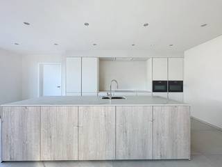 Splinternieuwe topvilla met een rustige en residentiele ligging vlakbij de talrijke handelszaken van Koksijde-bad. Luxueus en modern wooninterieur...