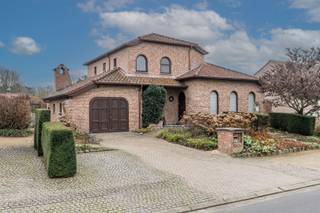 Prachtige villa in Provençaalse stijl, rustig gelegen op een mooi aangelegd perceel met zwembad.Deze charmante woning straalt sfeer en comfort...