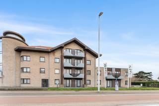 Gezellig appartement met uitstekende ligging in een residentiële buurt vlakbij de winkelstraat en op enkele passen van de duinen en het strand.De...