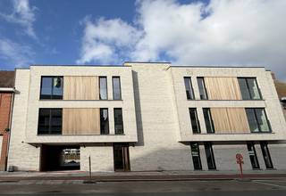 In de Aloise Biebuyckstraat 23/22 te Waregem ligt dit nieuwbouwappartement met een moderne afwerking en energiezuinige voorzieningen. Het...