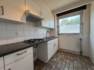 Vous recherchez un appartement spacieux, confortable et peu coûteux ? Situé dans un endroit calme et facilement accessible, cet appartement dispose de 3 chambres, dont 2 petites et 1 grande avec accès à la terrasse arrière. Dans la grande chambre, vous pouvez utiliser directement le placard encastré. À l'avant, vous trouverez la cuisine fermée et le salon spacieux et lumineux. Vous pourrez toujours profiter du balcon agréable.Les transports en commun sont accessibles à pied.À acheter sans obligation : garage - prix de vente 31 000 euros. Parfait pour 2 voitures avec un espace de rangement supplémentaire.Vous souhaitez vendre votre propriété ou vous cherchez un agent immobilier pour la location ou la gestion ?Abricasa vous offre une assistance personnelle pour toutes vos questions immobilières, du début à la fin.Faites connaissance avec nous !Abricasa - L'immobilier depuis des générations : Votre partenaire immobilier