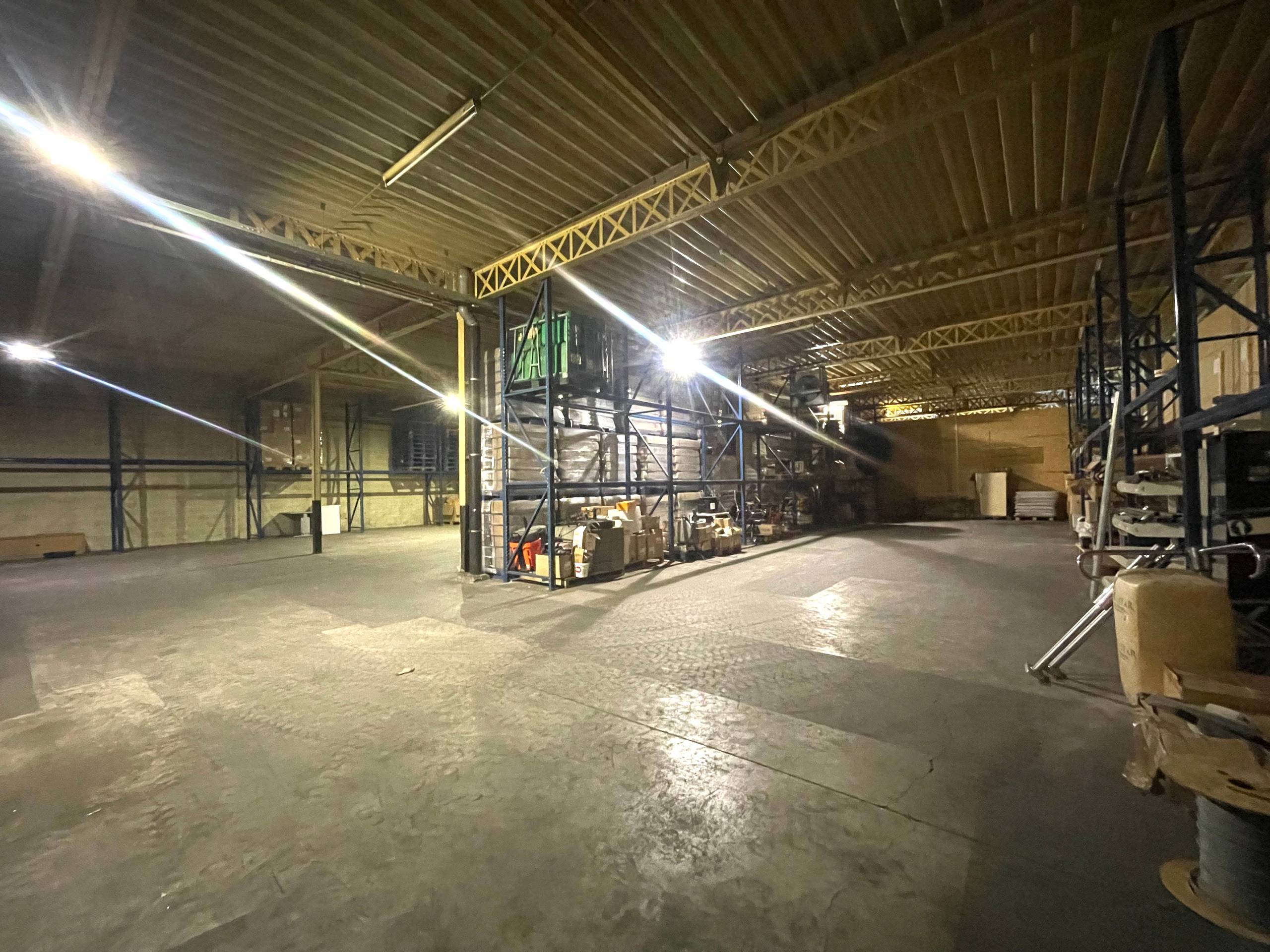 Lauwe - Industrieloods van 2000 m² met bureau te huur - foto 3