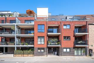 Te koop in het hart van Aalst: een bijna-energieneutraal appartement in de Arbeidstraat 55 bus 3.2. Dit eigentijds appartement...