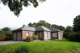 <p><span>Op zoek naar ruimte, rust, veel zonlicht en een groene omgeving? Dan is dit aangename gelijkvloerse landhuis zeker een bezoek waard!</span></p><p><span>Rustig gelegen tussen de dorpskernen van Sint-Antonius en Halle/Zoersel, op een mooi zuidgericht hoekperceel van ca. 800 m². De woning werd sinds de jaren ’70 door dezelfde eigenaar bewoond en biedt vandaag een uitstekende basis om er een gezellige en comfortabele thuis van te maken.</span></p><p><span>Een absolute troef is het volledig gelijkvloerse karakter. Via de inkomhal met gastentoilet komen we in de leefruimte, met salon, eetkamer en doorgang naar de ruime veranda (bj. 1993). Dankzij het zicht op de tuin is dit een heerlijke plek om in het voor- en najaar van het groen te genieten. Het salon beschikt over ingemaakte kastjes en een elektrische haard.</span></p><p><span>Verder zijn er een praktische keuken met toestellen, drie slaapkamers, een berging/wasplaats en een badkamer met lavabo, ligbad, inloopdouche en toilet. De oorspronkelijke garage werd ingericht als derde slaapkamer.</span></p><p><span>De goed onderhouden, omheinde tuin, het tuinhuis en de parkeergelegenheid op de oprit maken het geheel compleet.</span></p><p><span>Ook de ligging is bijzonder aangenaam. Rustig, groen en vlakbij mooie fiets- en wandelroutes, met de dorpskernen toch binnen handbereik.</span></p><p><span>Met de nodige renovatie en energetische verbeteringen kan je hier een warme, eigentijdse thuis op een bijzonder fijne locatie creëren. Wij adviseren u graag over de renovatie mogelijkheden en het behalen van een gunstiger EPC-label.</span></p><p><span>Kom vooral zelf de ruimte, de tuin en de aangename ligging ontdekken.</span></p><p><span> </span></p><p><span> </span></p><p><span> </span></p>