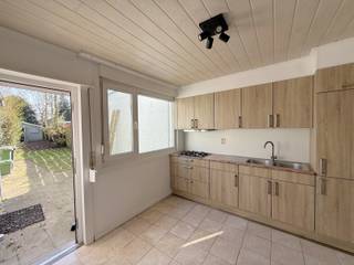 In een aangename en rustige woonwijk te Brasschaat bevindt zich deze charmante woning met twee slaapkamers en een zonnige tuin. Scholen, winkels...