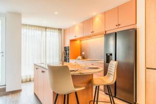 <strong>Welkom op Lage Kaart 397, Brasschaat!</strong><br /><br />In Brasschaat, de groenste gemeente van Antwerpen, presenteren wij deze uitzonderlijke woon- en werkwoning die opvalt door haar karakter, hoogwaardige materialen en de nieuwste technieken. Ideaal voor expats, zelfstandigen en professionals die wonen en werken willen combineren op één toplocatie.<br /><br />We betreden de woning via een r<strong>uime inkomhal (± 5 m²) </strong>met ingebouwde kasten. Rechts bevindt zich <strong>een kantoorruimte of slaapkamer (± 8 m²) </strong>met <strong>een privé douchekamer en toilet (± 2,61 m²)</strong>. Aansluitend is er een <strong>privé tuintje met berging.</strong><br /><br />Op het gelijkvloers is bovendien een <strong>technische ruimte (± 12,20m²) </strong>voorzien met <strong>aansluitingen voor wasmachine, droogkast en warmtepomp.</strong> De woning beschikt over <strong>een lift (1.5 x 1.7m²) </strong> waardoor alle verdiepingen vlot en comfortabel bereikbaar zijn.<br /><br />Op de <strong>eerste verdieping </strong>vinden we een <strong>open en lichtrijke leefruimte </strong>bestaande uit een volledig <strong>uitgeruste keuken (± 13 m²) </strong>met kookeiland, een <strong>eetruimte (± 7,31 m²)</strong> en een <strong>leefruimte (± 23,67 m²). </strong>Deze verdieping geeft toegang <strong>tot een terras, </strong>deels overdekt (± 1,70 m²) en deels open (± 11 m²). Daarnaast is er een <strong>apart gastentoilet.</strong><br /><br /><strong>De bovenste verdieping </strong>is ingericht als <strong>privé slaapverdieping.</strong> Via een <strong>ruime nachthal (± 10 m²) </strong>bereiken we de <strong>master bedroom (± 14 m²)</strong> met een aansluitende <strong>dressing (± 4,5 m²)</strong> en een <strong>badkamer (± 4,4 m²)</strong> met douche en dubbele lavabo. Ook hier is er <strong>een apart toilet.</strong><br /><br />En dan is er nog die extra plus die het verschil maakt:<strong> een afzonderlijke garagebox, </strong>veilig en gemakkelijk bereikbaar. Ideaal voor uw wagen, fietsen of extra opslag — comfort dat in het dagelijkse leven onmisbaar is.<br /><br />Een energiezuinige, stijlvolle en toekomstgerichte woning op een absolute topligging in Brasschaat, waar wonen en werken perfect samenkomen.<br /><br /><strong>Technisch:</strong><br />- EPC: 112 kWh/m2jaar, label B<br />- Direct beschikbaar<br /><br /><strong>Kosten:</strong><br />- Huur: €2 125/maand<br />- Nutsvoorzieningen : €375/maand<br />- 3 maanden huurwaarborg<br />- Plaatsbeschrijving: elke partij betaalt de helft<br /><br />Zelden komt wonen en werken zo stijlvol samen. Mis deze kans niet en ontdek deze<strong> uitzonderlijke “Casa Batlló”  te Brasschaat </strong>met alle hedendaagse comfort en technieken.  Maak vandaag nog uw afspraak <strong>via 03 369 70 33.</strong>