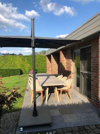 INSTAPKLARE WONING TE BOCHOLT (KAULILLE)<br />Instapklare woning voorzien van alle luxe en comfort, met rust en een prachtige tuin om van te genieten.<br />De woning is gelegen op minder dan 10 minuten van de Nederlandse grens. De woning is gedeeltelijk gerenoveerd in 2019.<br />Ze werd ingericht met duurzame en stijlvolle materialen en is gelegen op een perceel van 7 are 80 ca.<br />U geniet van een verzorgde en omheinde tuin voorzien van sproei-installatie.<br />De EPC-score is zeer gunstig : Type B en 181 kwh.<br />Scholen, winkels en bushalte zeer nabij.<br />Indeling :<br />Gelijkvloers :<br />•Airconditioning<br />•Aparte zithoek met gashaard, eetkamer en keuken met zicht op tuin<br />•Ruim bureel met open zicht op leefruimte, ideaal voor thuiswerk<br />•Gastentoilet<br />•Badkamer met douche<br />•Wasplaats uitgerust met inbouwkasten en ruimte voorzien voor wasmachine en droogkast.<br />•Extra leefruimte : kan gebruikt worden als speel – hobby ruimte of slaapkamer <br />•Bergplaats <br /><br />Verdieping<br />•Ruime hal met overloop<br />•3 slaapkamers waarvan 2 voorzien van airconditioning en maatkasten<br />•Badkamer met ligbad en toilet, voorzien van vloerverwarming en airconditioning<br />•Extra kamer, in te vullen naar wens ( berging, slaapkamer, bureel)<br /><br />Tuin:<br />•Ruime tuinberging met mogelijkheid tot opladen van elektrische fietsen<br />•Aangelegde tuin met sproei installatie<br />•Natuurstenen terras<br />•2 autostandplaatsen vooraan de woning<br />
