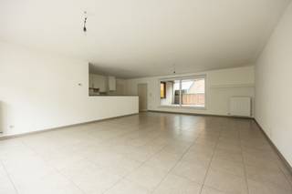 INDELING1ste verdiepingInkomhal, toiletruimte voorzien van wastafel, woonkamer met open keuken voorzien van de volgende toestellen nl. koelkast,...