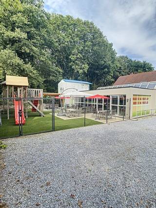 Aan de Koerselsesteenweg 134 in Koersel bevindt zich dit veelzijdige pand, waar u een professionele activiteit kunt combineren met wonen. Dankzij de goede zichtbaarheid en vlotte bereikbaarheid vormt deze eigendom een interessante locatie voor zelfstandigen, ondernemers en investeerders.<br /><br />Het pand beschikt over een totale oppervlakte van circa 280 m² volgens het EPC en ligt op een perceel van 7 are 50 centiare. Op het gelijkvloers bevindt zich een ruime handelsruimte, die naar de behoeften van uw zaak kan worden ingericht. De oppervlakte en indeling bieden mogelijkheden voor uiteenlopende commerciële of professionele activiteiten. Aansluitend liggen een terras en tuin, die een aangename buitenruimte vormen voor privégebruik of ter aanvulling van de handelsactiviteit.<br /><br />Op de eerste verdieping bevindt zich het woongedeelte, met een aangename leefruimte, één slaapkamer en een badkamer met douche en toilet. Zo kunt u uw zaak en privéleven op hetzelfde adres onderbrengen, met het woongedeelte op een afzonderlijke verdieping.<br /><br />Het EPC-label B en de conforme elektrische installatie vormen bijkomende troeven. De ligging langs de Koerselsesteenweg zorgt bovendien voor een goede commerciële zichtbaarheid en een vlotte verbinding met Beringen en de omliggende gemeenten, zowel voor klanten als bewoners.<br /><br />Zoekt u een ruim pand met plaats voor uw zaak, een woongelegenheid en een tuin? Contacteer Meyers Vastgoed voor meer informatie of een bezichtiging en ontdek de mogelijkheden van deze eigendom in Koersel.