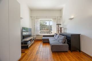 <p><span>Vous êtes à la recherche d'un bien immobilier de rendement dans un endroit central avec un potentiel d'avenir ? Kielsevest 42 est une opportunité intéressante. La propriété se compose de deux appartements avec un studio séparé, idéal pour un investissement ou une combinaison d'occupation personnelle et de location. Le Hof van Leysen et le Mastvestpark se trouvent à proximité pour une dose de verdure bien nécessaire dans votre quartier.</span></p><p><span>Appartement au rez-de-chaussée avec mezzanine et terrasse</span></p><p><span>L'appartement du rez-de-chaussée dispose d'un espace de vie spacieux et lumineux, ouvert grâce à la mezzanine et au plancher continu. Au fond, la cuisine dispose de nombreux placards et est éclairée par la coupole. Elle s'ouvre sur une terrasse accueillante. En outre, il y a deux chambres à coucher, des toilettes séparées et une salle de bains avec baignoire et prise pour lave-linge et sèche-linge.</span></p><h3><span>Appartement au premier étage</span></h3><p><span>Ici aussi, il y a un espace de vie lumineux avec une cuisine ouverte. La salle de bains se trouve au niveau intermédiaire et dispose d'une baignoire, d'un lavabo et de toilettes. À l'arrière se trouvent deux chambres calmes. La mezzanine dispose d'une terrasse commune sur le toit.</span></p><h3><span>Studio au deuxième étage</span></h3><p><span>Le studio se compose d'un espace de vie avec une cuisine et une salle de bains séparées. La mezzanine offre un espace de couchage séparé et une sensation d'espace supplémentaire.</span></p><h3><span>Situation centrale et rénovation urbaine</span></h3><p><span>L'emplacement à Anvers Sud est très central, proche des voies d'accès, des transports publics et de la gare d'Anvers-Berchem. Le quartier est également en pleine transformation. À proximité, des travaux sont en cours sur le Desguinlei et le Kielsevest et la zone est en train d'être réaménagée avec plus de verdure, des liaisons cyclistes et pédestres plus sûres et un nouvel espace public. Le futur Pomppark Zuid fait également partie de cette rénovation urbaine, renforçant la qualité de vie et le potentiel futur du quartier.</span></p><p><span>registre des mesures en cours d'application</span></p><p><span> </span></p>