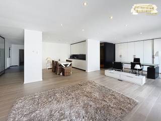 Op een toplocatie nabij het dorpscentrum van Sint-Katelijne-Waver vindt u dit volledig gerenoveerde appartement met ruim terras terug. <br />Het gebouw werd in 2016 volledig vernieuwd volgens de geldende energetische normen.<br /><br />Via de hoofdingang van het gebouw komt u binnen in het enige appartement op het gelijkvloers, discreet gelegen aan de achterzijde van een winkelpand – ideaal voor wie rust en privacy zoekt.<br /><br />Indeling:<br />Lichtrijke leefruimte met grote ramen en een aangename sfeer<br />Volledig uitgeruste, moderne keuken met alle comfort<br />Ruime open slaapkamer, rustig gelegen<br />Grote badkamer met inloopdouche, dubbele lavabo en toilet<br />Praktische berging met aansluiting voor was- en droogmachine<br />Zeer ruim terras – perfect voor buiten te genieten<br /><br />EPC-score: B (163 kWh/m²) - CV op gas - Elektriciteit conform AREI<br /><br /><br />Meer info of een vrijblijvend bezoek? Contacteer ons via laila@immodor.be of +32 477 30 85 59.