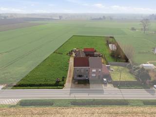 <p>Te koop: karaktervolle halfopen woning met weide in Beveren aan de Ijzer (Alveringem), midden in een groene en landelijke omgeving.</p>

<p> </p>

<p>Deze halfopen bebouwing bevindt zich op een prachtig gelegen perceel met weidse landelijke verzichten.<br />De zuidgerichte weide van maar liefst 6.098 m² vormt een absolute troef en geniet van een optimale zonoriëntatie, waardoor je hier in alle rust maximaal van licht en ruimte profiteert.</p>

<p> </p>

<p>Het pand is te renoveren, maar biedt ook interessante mogelijkheden voor nieuwbouw, ideaal voor wie zijn woonproject volledig naar eigen smaak wil realiseren. De combinatie van ruimte, ligging en potentieel maakt dit een unieke kans.</p>

<p> </p>

<p>Gelegen in het charmante Alveringem, omringd door open velden en stilte, is dit de perfecte plek voor liefhebbers van het buitenleven en een authentieke landelijke sfeer.</p>

<p> </p>

<p>Belangrijkste kenmerken:<br />• Grote weide met vijver<br />• Ruime ingedeelde kamers<br />• 3 slaapkamers met zicht op de weidse velden<br />• Garage en schuur voor extra opslag of hobbyruimte<br />• Zolder en kelder voor bijkomende opbergruimte</p>

<p> </p>

<p>Troeven:<br />• Prachtige landelijke verzichten<br />• Grote weide achter de woning<br />• Mooie ligging in een rustige, groene omgeving</p>

<p> </p>

<p>Neem vandaag nog contact op met je ERA-makelaar voor een bezoek.</p>

<p> </p>

<p>JOUW DROOMHUIS. ZO GEVONDEN!</p>