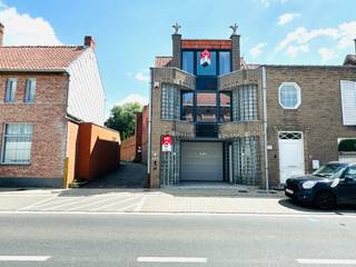 Welkom in deze exclusieve, bijzonder ruime architectenwoning op een zonovergoten perceel van 1.577 m², pal in het centrum van Moorslede. Een...
