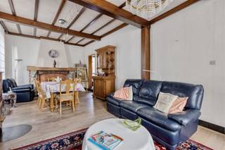 Ontdek deze ruime halfopen woning met tal van mogelijkheden, ideaal gelegen in een rustige, centrale buurt van Temse. Deze eigendom biedt de...