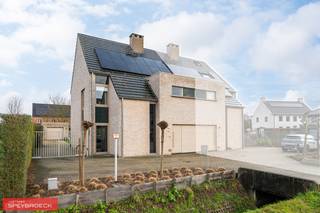 TE KOOP – Halfopen bebouwing op toplocatie in Lochristi (Kievithof 19)<br /><br />Deze centraal gelegen halfopen bebouwing bevindt zich in een rustige, doch vlot bereikbare buurt in Lochristi, op een perceel van 439 m².<br /><br />Indeling:<br /><br />Gelijkvloers:<br />Inkomhal, lichtrijke leefruimte met aansluitend de keuken en een praktische berging.<br /><br />Eerste verdieping:<br />Nachthal, 3 volwaardige slaapkamers, een dressing en een badkamer uitgerust met bad, toilet en dubbele lavabo.<br /><br />Tweede verdieping:<br />Zolderruimte met uitbreidingsmogelijkheden.<br /><br />Buitenruimte:<br />De woning beschikt over een aangename tuin met een oppervlakte van 439 m², ideaal voor ontspanning.<br />Daarnaast is er een overdekt zonneterras waar u in alle seizoenen kan genieten van het buitenleven.<br />Er is een aparte garage voorzien, evenals één vaste parkeerplaats aan de straatzijde.<br /><br />Extra troeven:<br />Zonnepanelen<br />Thuisbatterij<br /><br />Interesse?<br /><br />Voor meer informatie of een bezoek:<br />📞 Stefaan – 0473/300.700<br />📧 Stefaan@speybroeck.be<br />🌐 www.speybroeck.be