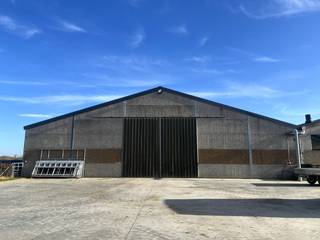 landelijke loods van 22 m breed op 20 m diepokselhoogte 4 m en nokhoogte 7,2 mmet brede en hoge toegangspoortlichtstraten, ledverlichting,...