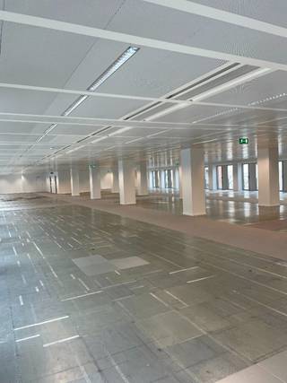 Lichte, moderne kantoren met een ideale ligging in het hart van de Leopoldwijk, tussen het station Troon en het Luxemburgplein.<br />Energie-efficiënte gevel, thermisch geïsoleerde ramen met dubbele beglazing, airconditioning, akoestische isolatie, verhoogde vloeren, 2,60 m plafondhoogte, kitchenette op elke verdieping, 4 liften en fietsenstalling.<br />Talrijke faciliteiten in de directe omgeving (restaurants, bars, winkels, fitnessruimte, parkeergarage, enz.) en gemakkelijk bereikbaar met het openbaar vervoer.<br />Parking: 2.250 €/plaats/jaar.<br />Archief: 130 €/m²/jaar.<br />Belastingen en heffingen niet inbegrepen.