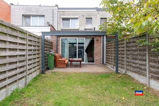 <p><span>MERKSEM | INSTAPKLARE GEZINSWONING MET TWEE TOT DRIE SLAAPKAMERS EN MOOIE TUIN MET TUINHUIS OP EEN TOTALE GRONDOPPERVLAKTE VAN 165m² | EPC C |</span></p><p><span>Indeling als volgt: gelijkvloers: inkomhal met gastentoilet - eetruimte - woonkamer - open, geïnstalleerde keuken - berging - gezellige, zonnige tuin met tuinhuis. </span></p><p><span>Eerste verdieping: traphal - 2 ruime slaapkamers en 1 kinderkamer / bureau. Droge kelder.</span></p><p><span>Troeven:</span></p><p><span>* gelegen in een rustige straat, doch dicht bij winkels, scholen, openbaar vervoer en de Antwerpse ring. </span></p><p><span>*  mooie tuin met weinig inkijk</span><span>.</span></p><p><span> </span></p>