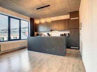 Dit tweeslaapkamerappartement op de 3e verdieping te huur bevindt zich in een modern gebouw in de Kattenberg te Borgerhout. Gezellige...