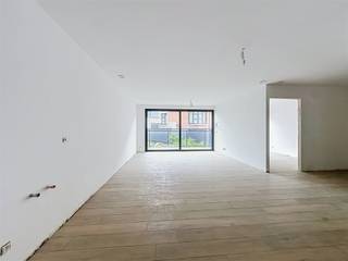 1 slaapkamer appartement te koop! Nieuwbouwproject op centrum ligging en in groene oase! Project bestaande uit vijf gebouwen met verschillende appartementen met een vloeroppervlakte variërend tussen 60 - 100m2. Indeling van de appartementen: een inkomhal met een gastentoilet, 1-3 slaapkamers , badkamer met inloopdouche, een lichtrijke leefruimte open keuken zicht op terras! Aankoop van een parkeerplaats of garagebox is eveneens mogelijk. Meer info of een bezoek mail naar info@property-vastgoed.be