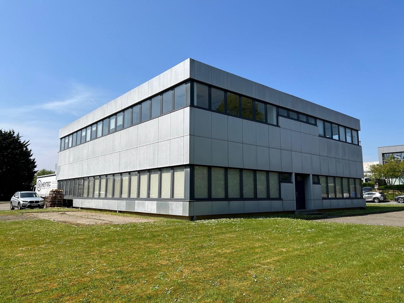 363 m² lichtrijke kantoren op 1 km van R0 - foto 1