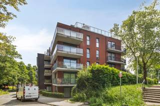 <p><span>Ben je op zoek naar een instapklaar appartement met een groot terras en een rustig,</span><span> groen zicht?</span><span> Of zoek je als investeerder een slimme en direct renderende vastgoedbelegging nabij Brussel?</span></p>
<p><span>Dan is dit recente appartement in residentie Albert perfect voor jou!</span><span> Dit pand is volledig vrij van gebruik en momenteel niet verhuurd,</span><span> waardoor iedereen alle vrijheid van handelen heeft voor zowel eigen bewoning als verhuur.</span></p>
<p><span>Het appartement is als volgt ingedeeld:</span><span> op de tweede verdieping,</span><span> vlot bereikbaar met de lift,</span><span> bevindt zich een inkomhal met een apart toilet.</span><span> De hal geeft uit op de lichtrijke leefruimte met een open uitgeruste keuken en een handige berging.</span><span>Aansluitend vind je het ruime terras aan de rustige achterzijde van het gebouw,</span><span> waar je geniet van een mooi uitzicht op het achterliggende groen.</span><span> Het appartement beschikt over een grote slaapkamer met een geïntegreerde dressing in dezelfde ruimte.</span><span> Als kers op de taart biedt deze kamer rechtstreekse toegang tot de badkamer met bad.</span></p>
<p><span>Het gebouw dateert van 2016 en bevindt zich in een uitmuntende staat van onderhoud met een zeer degelijke afwerking. </span><span>De ligging aan de Romeinse oprit biedt een uitstekende bereikbaarheid nabij openbaar vervoer,</span><span> invalswegen en de Brusselse rand.</span></p>
<p><span>EPC:</span><span> B → 69 kWh/m² jaar.</span><span> Stedenbouwkundige inlichtingen in aanvraag.</span><span> </span></p>
<p><span>Laat deze kans niet liggen en contacteer Mathias via 0478 70 96 49 of mathias.</span><span>e@weinvest.</span><span>be</span></p>