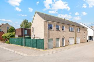 <p><span>In een rustige en aangename straat te Aalst bevindt zich deze uitstekend onderhouden halfopen bebouwing, gebouwd in 2011. De woning is gelegen op een perceel van 246 m² en beschikt over een ruime bewoonbare oppervlakte van maar liefst 185 m², aangevuld met een praktische zolderruimte.</span></p><p><span> </span></p><p><span>Bij het betreden van de woning komt u terecht in een ruime inkomhal met apart gastentoilet. De lichtrijke leefruimte vormt samen met de volledig geïnstalleerde open keuken het hart van de woning en biedt een aangename woonbeleving voor het hele gezin. Aansluitend bevindt zich een ruime garage met extra bergruimte.</span></p><p><span> </span></p><p><span>Op de verdieping zijn drie volwaardige slaapkamers aanwezig, waarvan één met een praktische dressing. De ruime badkamer is uitgerust met een ligbad, inloopdouche en een stijlvol lavabomeubel. Daarnaast beschikt de woning over een tweede afzonderlijk toilet.</span></p><p><span> </span></p><p><span>Ook op technisch vlak scoort deze woning bijzonder sterk. Dankzij de 20 zonnepanelen, de aanwezige airconditioning/warmtepomp, de conforme elektrische installatie en een gunstig EPC van slechts 117 kWh/m² geniet u van een energiezuinige en toekomstgerichte woning. Verder is er een regenwaterput van 5.000 liter voorzien en werd de woning uitgerust met een alarmsysteem voor extra comfort en veiligheid.</span></p><p><span> </span></p><p><span>Buiten geniet u van een onderhoudsvriendelijke, volledig aangelegde tuin met een ideale zuidwestelijke oriëntatie, waar u de hele namiddag en avond van de zon kunt genieten.</span></p><p><span> </span></p><p><span>Bent u op zoek naar een recente, energiezuinige en perfect onderhouden gezinswoning op een rustige locatie te Aalst? Dan is deze eigendom absoluut een bezoek waard!</span></p><p><span> </span></p><p><span>Voor meer informatie en/of een bezoek, contacteert u Didier van Immo Zone op het nummer 0476/ 73. 17. 99.</span></p><p><span> </span></p>