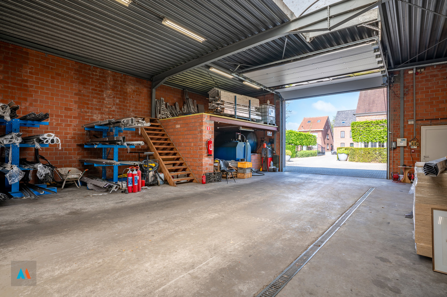 Ruim magazijn met buitenopslag en parkeergelegenheid - foto 4